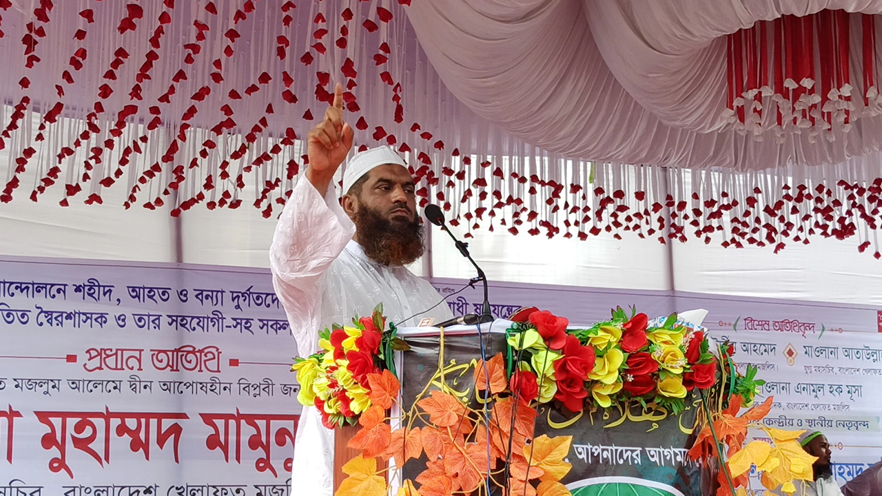 পঞ্চগড় জেলা স্টেডিয়ামে বাংলাদেশ খেলাফত মজলিসের গণসমাবেশে মামুনুল হক। ছবি : কালবেলা