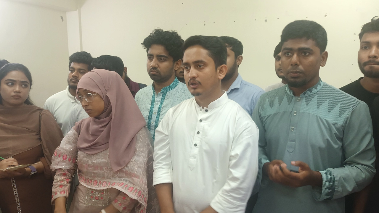 মানিকগঞ্জ শিল্পকলা একাডেমিতে বক্তব্য রাখেন বৈষম্যবিরোধী ছাত্র আন্দোলনের সমন্বয়ক সারজিস আলম। ছবি : কালবেলা