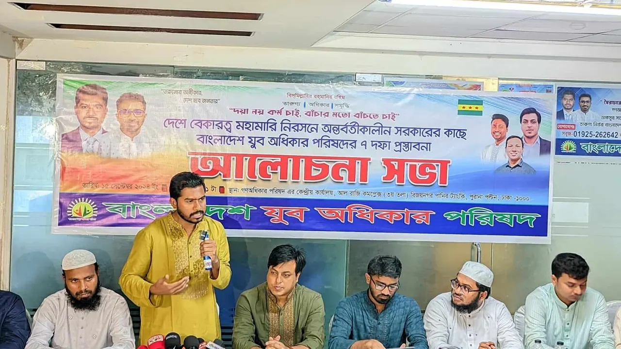 গণঅধিকার পরিষদ কার্যালয়ে এক আলোচনা সভায় বক্তব্য দেন নুরুল হক নুর। ছবি : কালবেলা