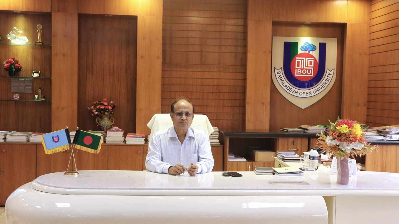 বাংলাদেশ উন্মুক্ত বিশ্ববিদ্যালয়ের নতুন উপাচার্য হিসেবে যোগদান করেছেন ঢাকা বিশ্ববিদ্যালয়ের পদার্থবিজ্ঞান বিভাগের অধ্যাপক ড. এ বি এম ওবায়দুল ইসলাম। ছবি : কালবেলা