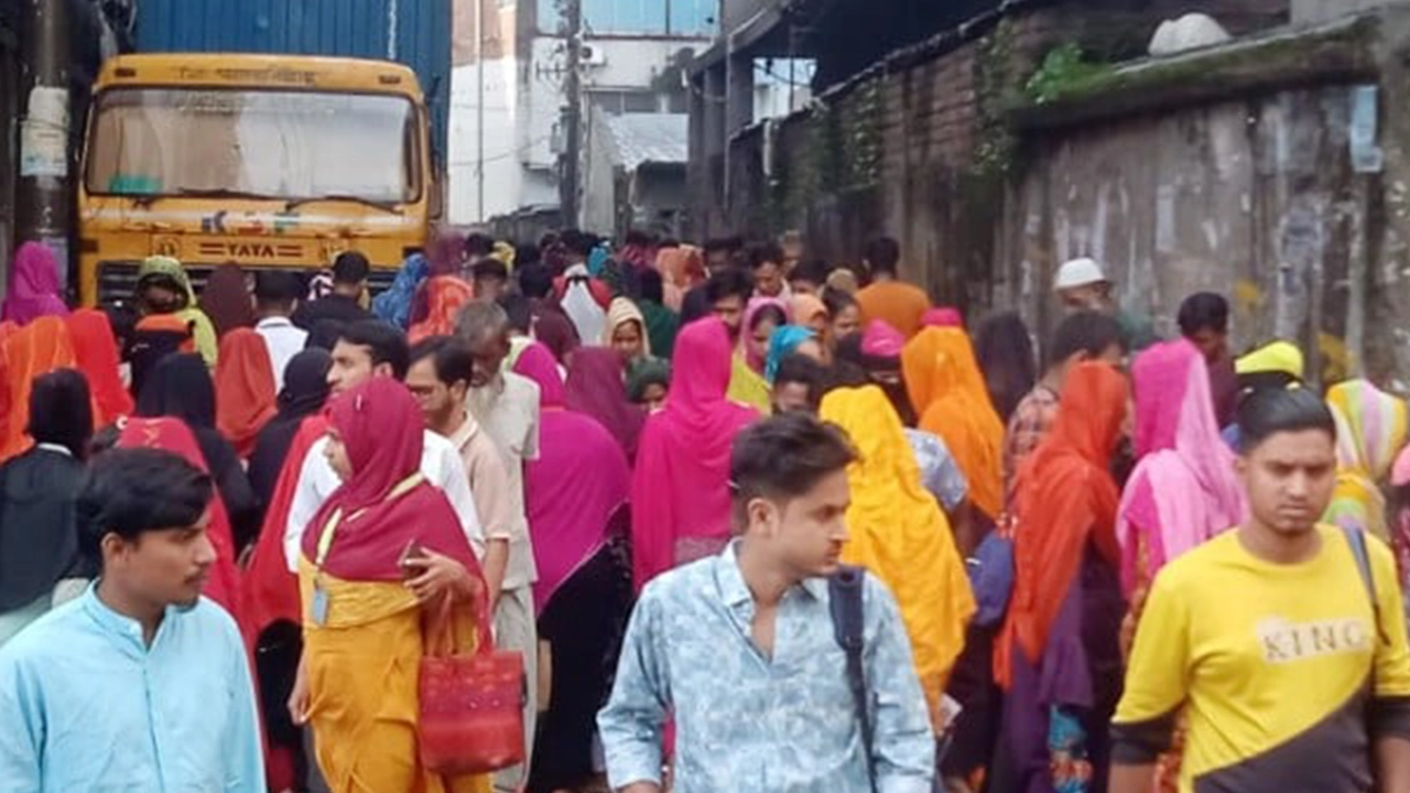 কাজে ফিরছেন পোশাক শ্রমিকরা। ছবি : কালবেলা