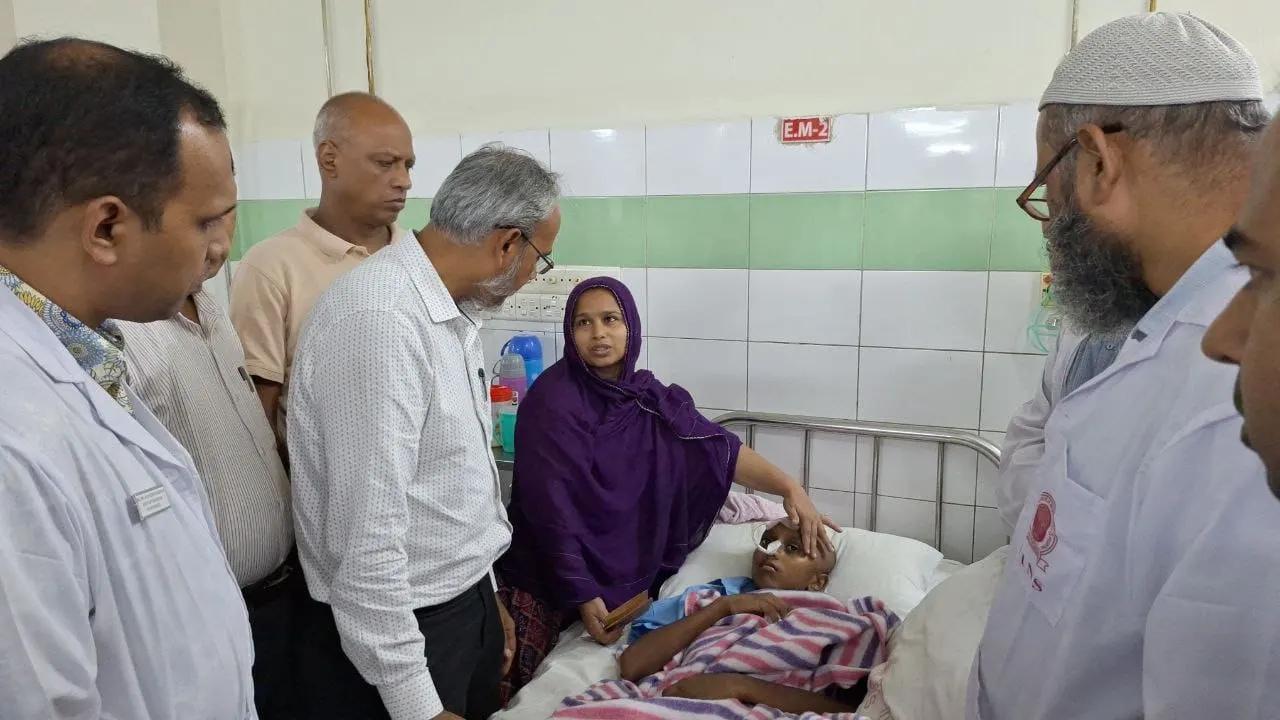 রোববার দুপুরে আহতদের দেখতে যান ডা. রফিকুল ইসলাম। ছবি : কালবেলা