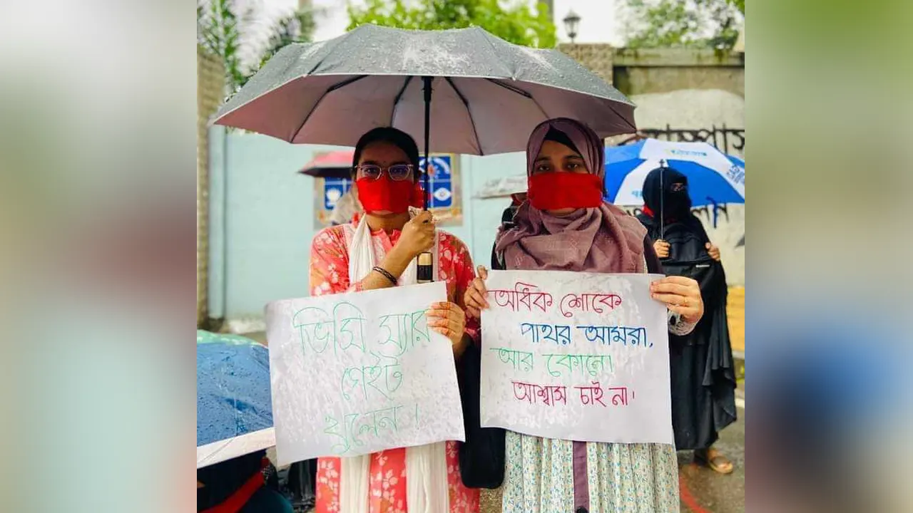 ঢাকা বিশ্ববিদ্যালয়ের উপাচার্যের বাসভবনের সামনে বৃষ্টি উপেক্ষা করে অবস্থান কর্মসূচি পালন করেছে নারী শিক্ষার্থীরা। ছবি : কালবেলা
