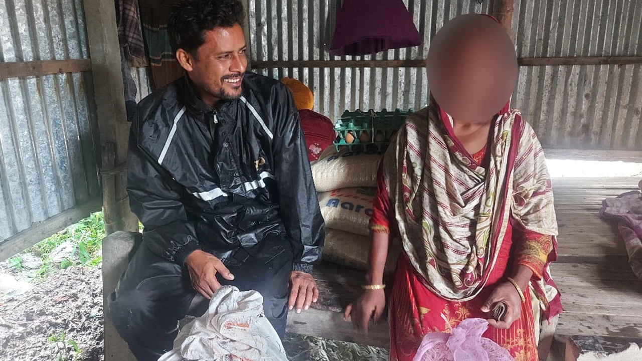 কালবেলায় সংবাদ প্রকাশের পর মাজেদার বাড়ি পৌঁছেছে খাদ্য সহায়তা। ছবি : কালবেলা