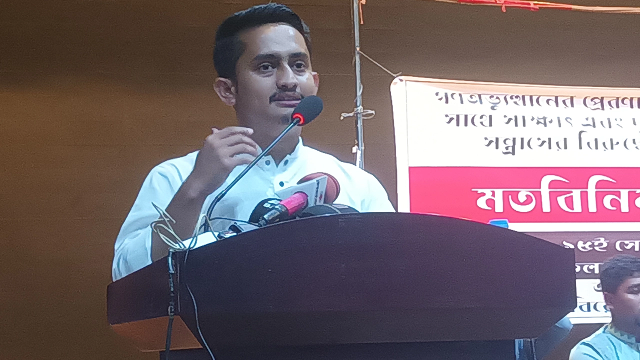 মানিকগঞ্জে বৈষম্যবিরোধী আন্দোলনে শহীদ পরিবার ও আন্দোলনে আহত ব্যক্তি-শিক্ষার্থীদের সঙ্গে মতবিনিমিয়ে বক্তব্য দেন সারজিস আলম। ছবি : কালবেলা
