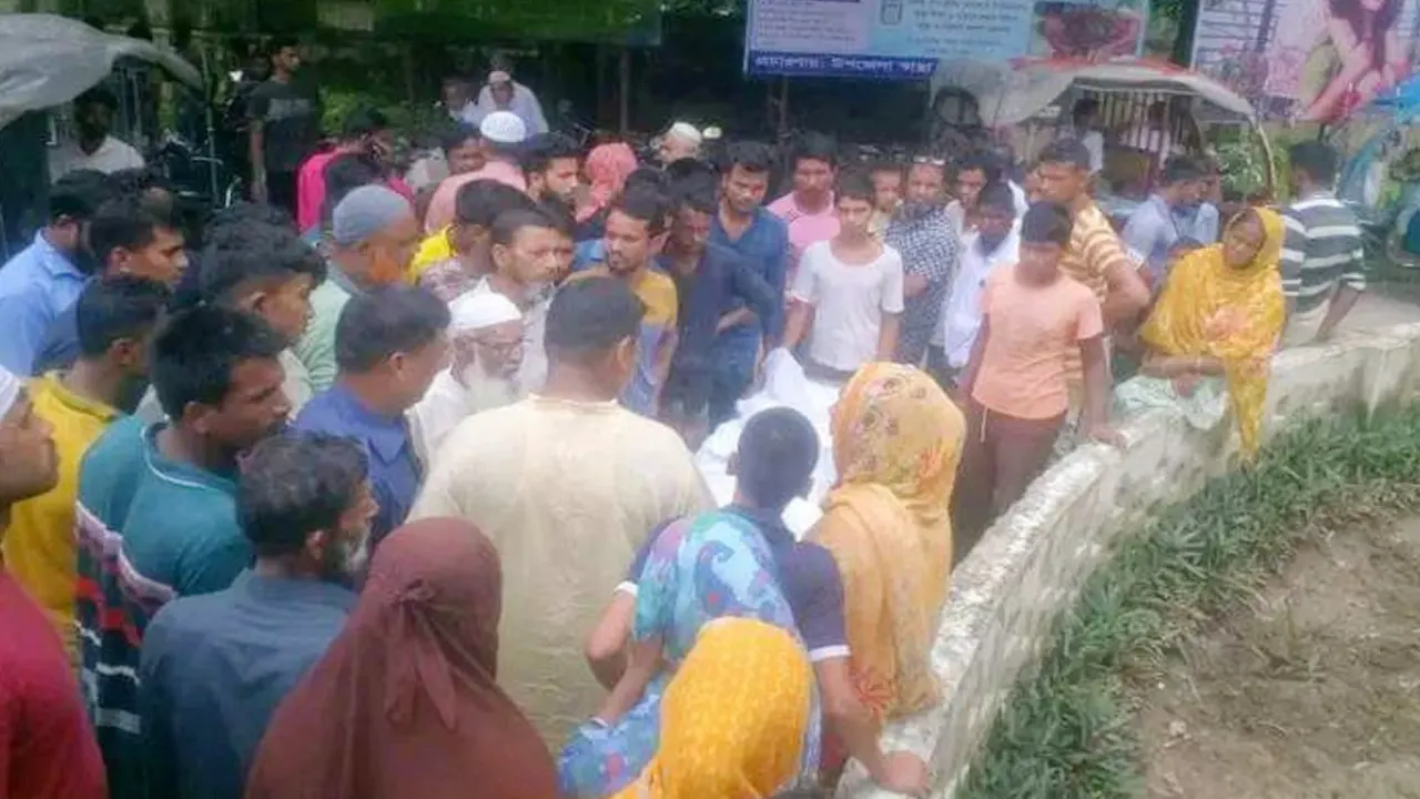 গণপিটুনিতে যুবকের মৃত্যুর পর তাকে দেখতে উৎসুক জনতা। ছবি : কালবেলা