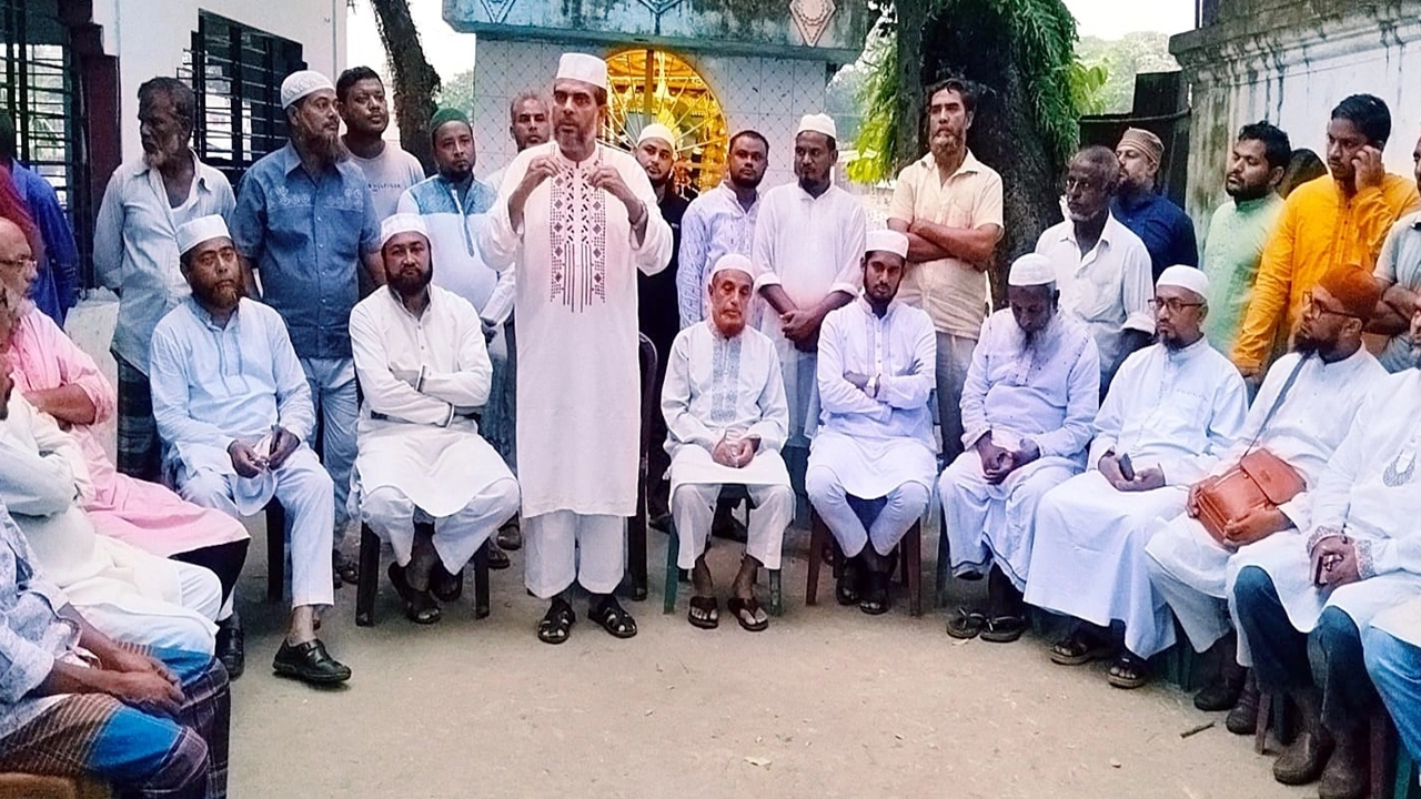 সিলেটে নিহত সিএনজি অটোরিকশাচালক পংকজ কুমার করের বাসায় পরিবারের সঙ্গে দেখা করেন জামায়াতের কেন্দ্রীয় সহকারি সেক্রেটারি জেনারেল অ্যাডভোকেট এহসানুল মাহবুব জুবায়েরসহ অন্যরা। ছবি : কালবেলা