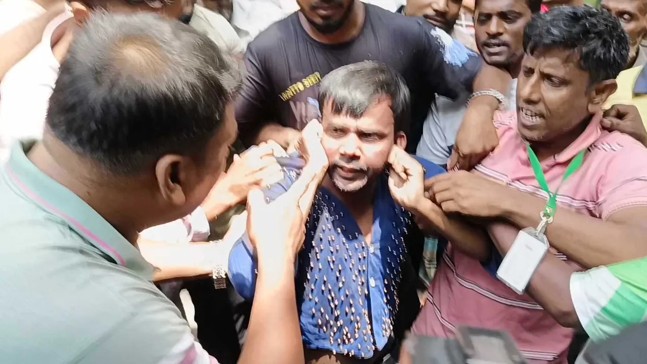 বগুড়ায় আদালত চত্বরে হিরো আলমকে কান ধরে উঠবস করানো হয়। ছবি : সংগৃহীত