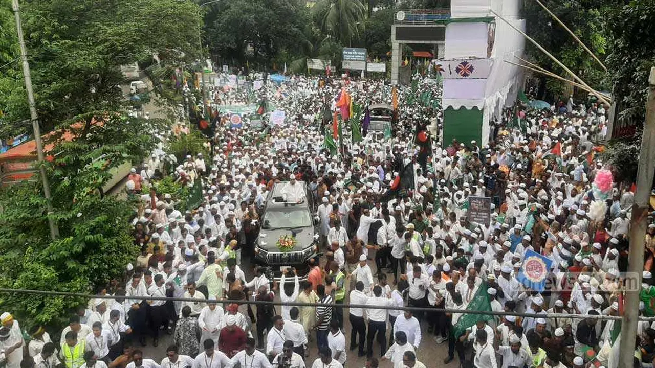 ঈদে মিলাদুন্নবী (সা.) উপলক্ষে মাইজভান্ডার শরীফের ধর্মীয় মাহফিল। ছবি : কালবেলা