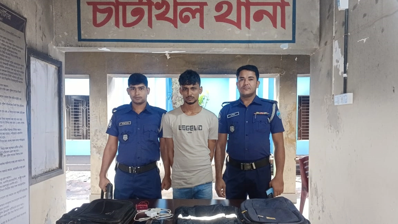মোবাইল ফোন ও বিভিন্ন সরঞ্জামসহ পুলিশের হাতে গ্রেপ্তার রবিউল হাসান অপি। ছবি : কালবেলা