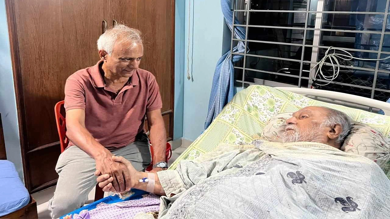 বার্ধক্যজনিত রোগে আক্রান্ত একুশে পদকপ্রাপ্ত খ্যাতিমান অভিনেতা মাসুদ আলী খানের বাসভবনে ড. সৈয়দ জামিল আহমেদ। ছবি : কালবেলা
