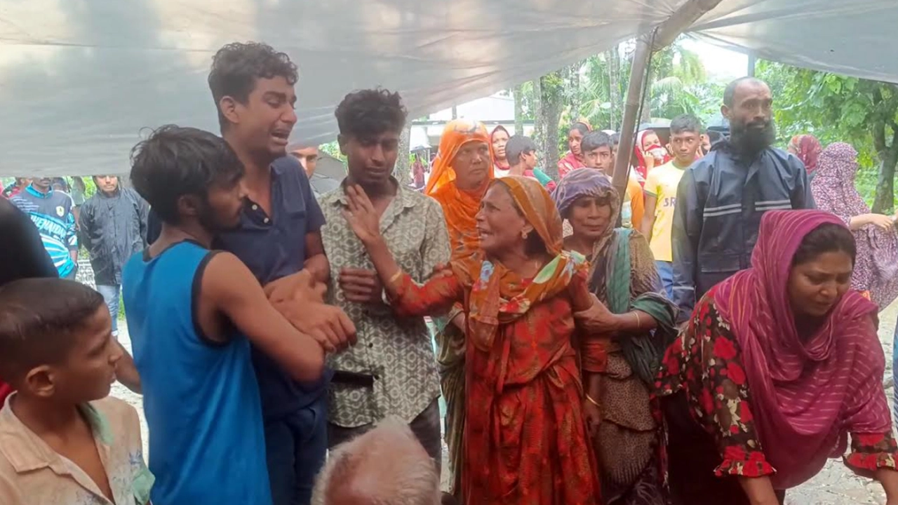 একই পরিবারের তিনজনের মৃত্যুর ঘটনায় স্বজনদের আহাজারি। ছবি : কালবেলা
