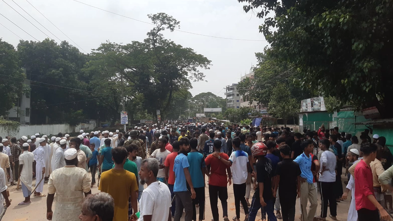 ব্রাহ্মণবাড়িয়ার কসবায় পবিত্র ঈদে মিলাদুন্নবী (সা.) উপলক্ষে জশনে জুলুশকে কেন্দ্র করে সংঘর্ষের একটি খণ্ড চিত্র। ছবি : কালবেলা