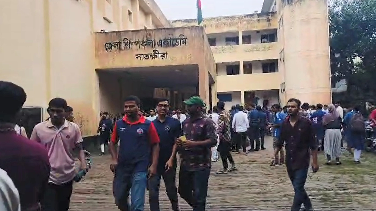 সাতক্ষীরা জেলা শিল্পকলা একাডেমি অডিটোরিয়ামে কেন্দ্রীয় সমন্বয়কদের সভা পণ্ড। ছবি : কালবেলা