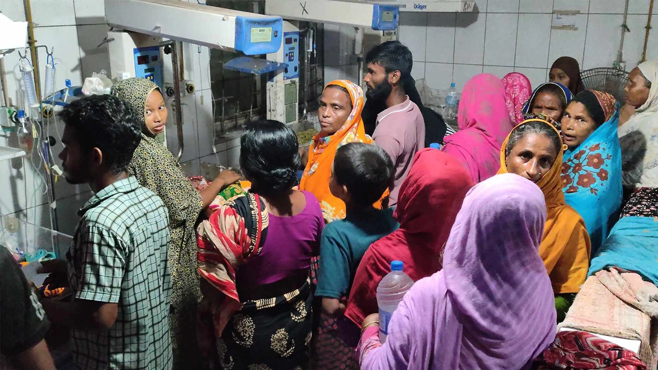 ঠাকুরগাঁও ২৫০ শয্যা বিশিষ্ট জেনারেল হাসপাতালে শিশু মৃত্যুর ঘটনায় স্বজনদের ভিড়। ছবি : কালবেলা