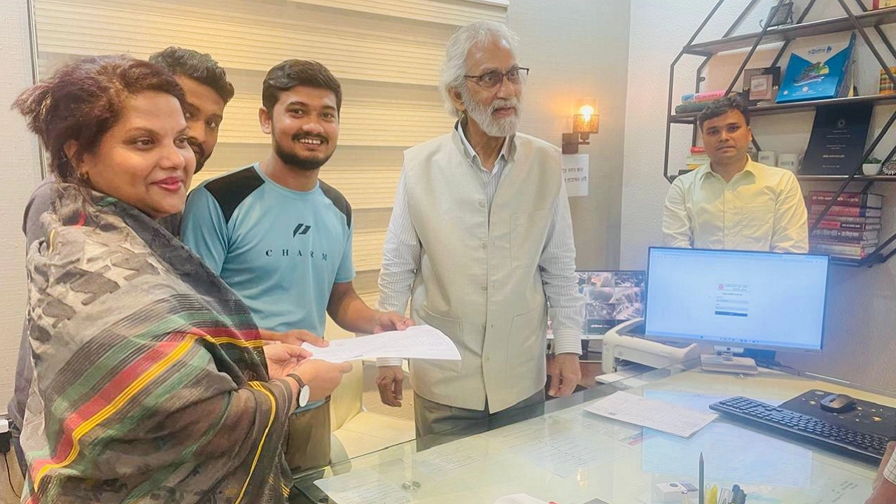 ই-নামজারি কার্যক্রম শেষে একজন নাগরিকের হাতে তাৎক্ষণিক খতিয়ান তুলে দেন এ এফ হাসান আরিফ। ছবি : কালবেলা