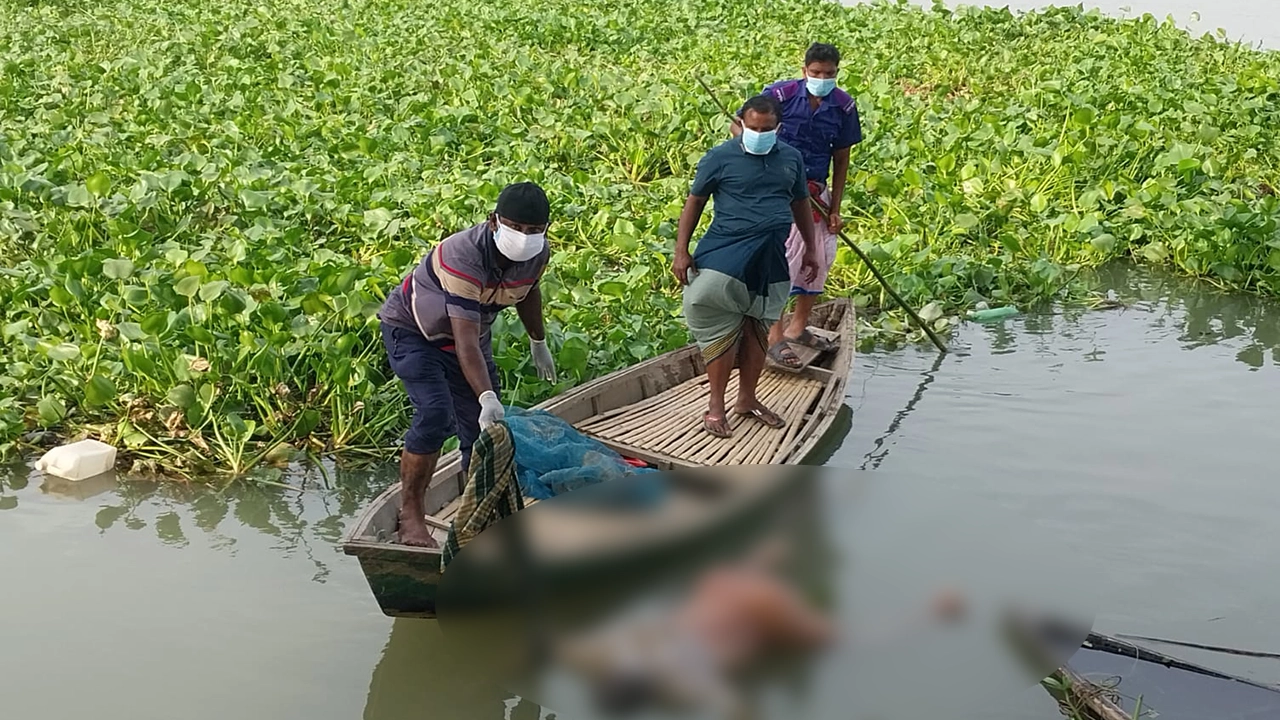 মানিকগঞ্জের সিংগাইরে ধলেশ্বরী নদীতে অজ্ঞাত এক ব্যক্তির ভাসমান লাশ উদ্ধার। ছবি : কালবেলা