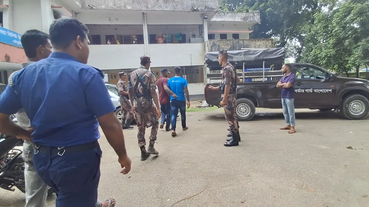 সংঘর্ষকারীদের আটক করে নিয়ে যাচ্ছে বিজিবি ও পুলিশ। ছবি : কালবেলা