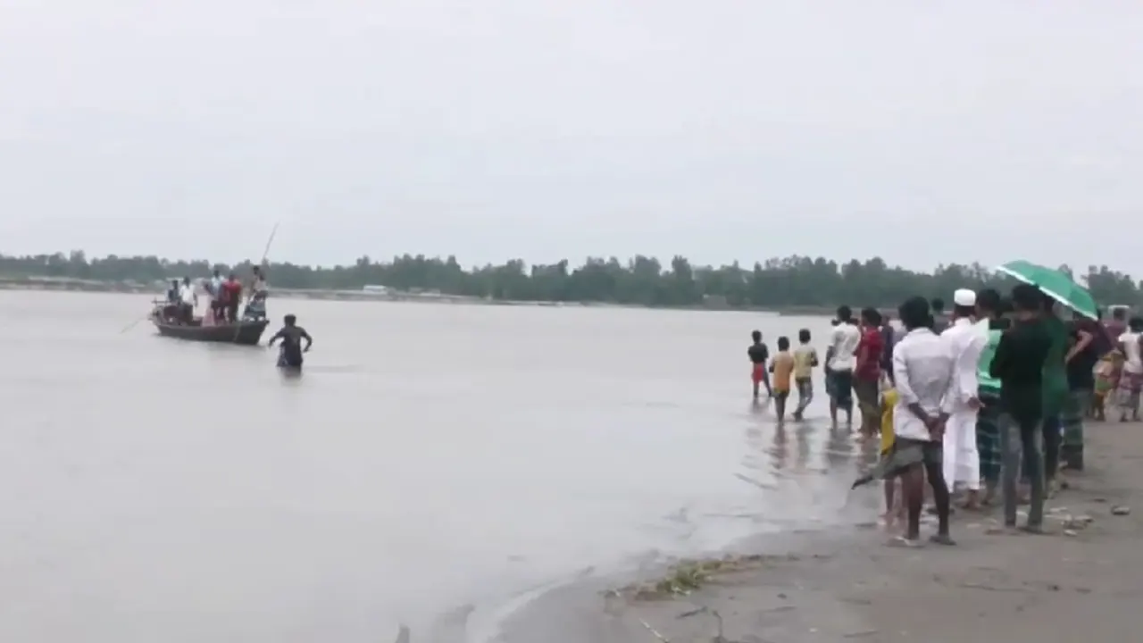 পানিতে ডুবে নিখোঁজ যুবকের সন্ধানে কুড়িগ্রামের রৌমারীতে ব্রহ্মপুত্রের শাখা নদীতে এলাকাবাসি। ছবি : কালবেলা
