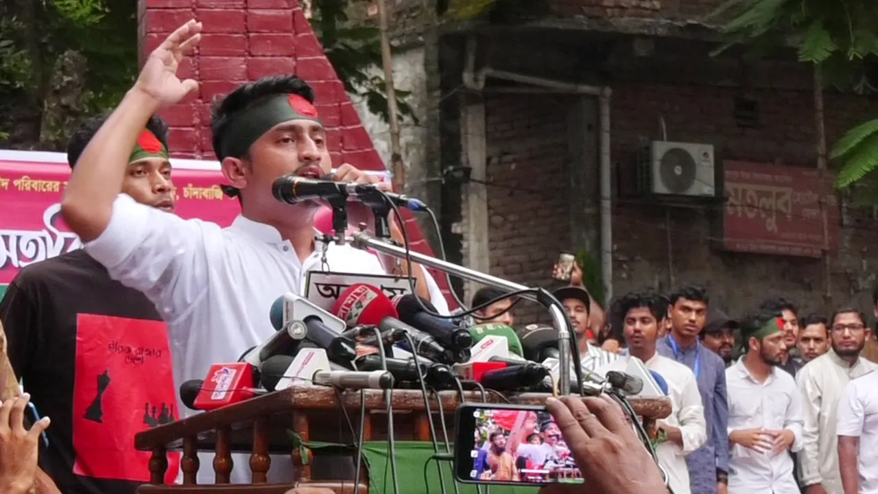 রংপুর পাবলিক লাইব্রেরি মাঠে বক্তব্য রাখেন সারজিস আলম। ছবি : কালবেলা
