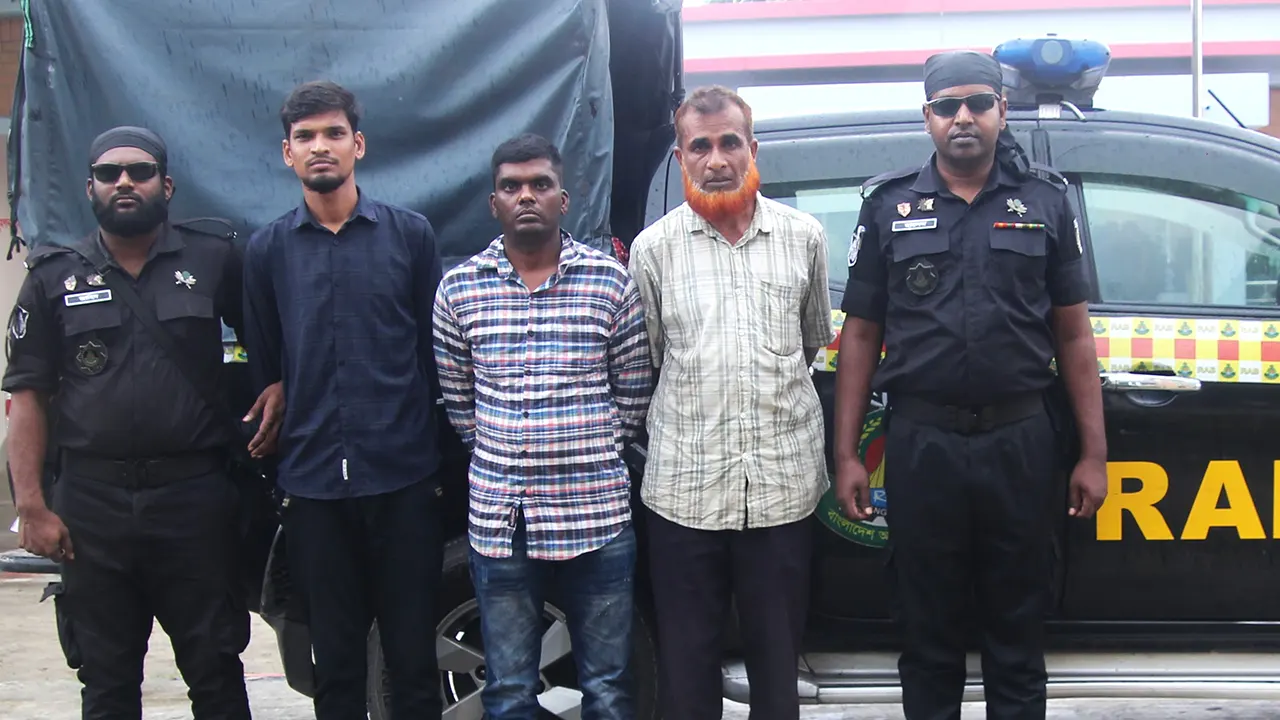 আটককৃত তিন মাদক কারবারি। ছবি : কালবেলা