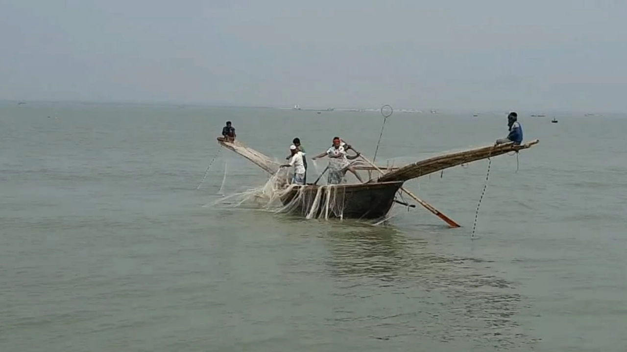 মেঘনায় মাছ ধরছেন জেলেরা। ছবি : কালবেলা