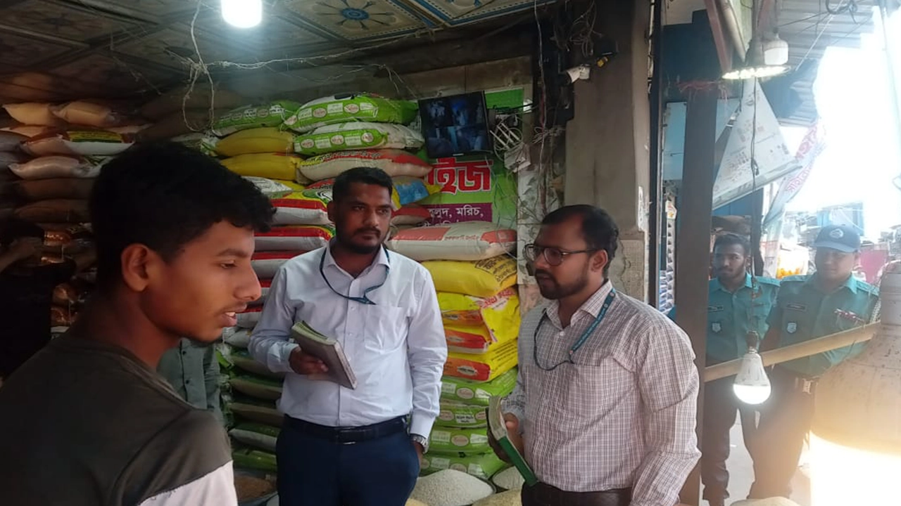 চট্টগ্রাম নগরীর পাহাড়তলী রেলওয়ে বাজারে জাতীয় ভোক্তা অধিকার সংরক্ষণ অধিদপ্তরের অভিযান। ছবি : কালবেলা