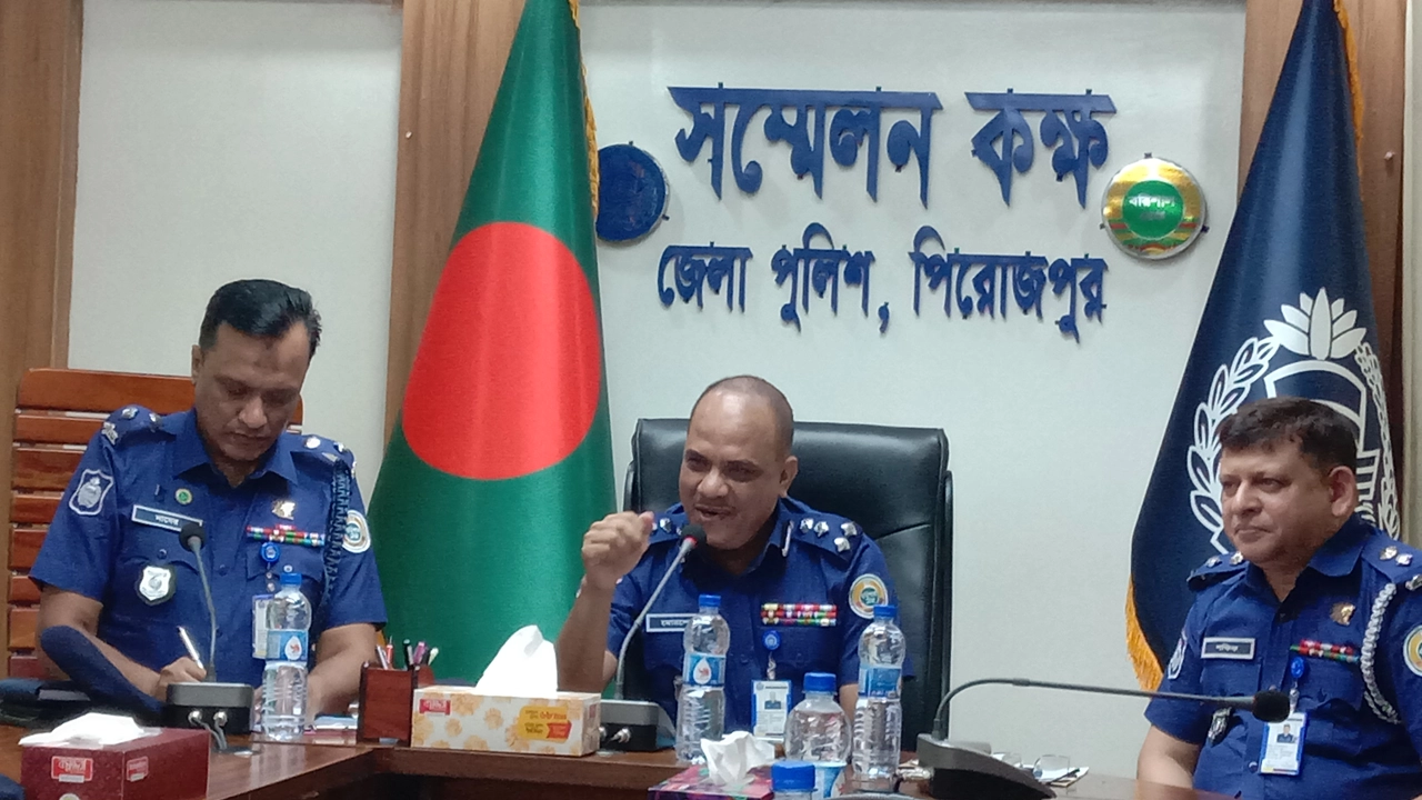 মতবিনিময় সভায় বক্তব্য রাখেন বরিশাল রেঞ্জের ডিআইজি মোহাম্মদ মঞ্জুর মোরশেদ আলম। ছবি : কালবেলা