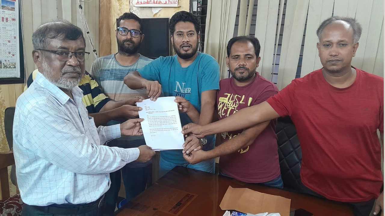 টঙ্গী জোনের আঞ্চলিক নির্বাহী কর্মকর্তা ও নির্বাহী ম্যাজিস্ট্রেটের কাছে স্মারকলিপি দিয়েছেন এলাকাবাসী। ছবি : কালবেলা