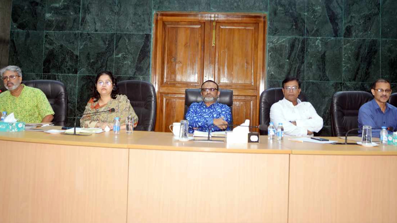 ঢাকা বিশ্ববিদ্যালয়ে মতবিনিময় সভা অনুষ্ঠিত হয়েছে। ছবি : কালবেলা
