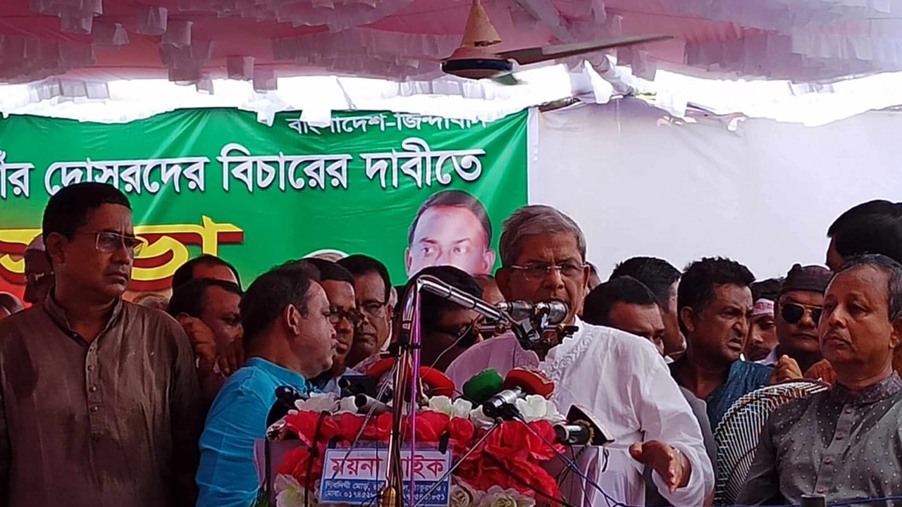 ঠাকুরগাঁওয়ে জনসভায় বক্তব্য দেন মির্জা ফখরুল ইসলাম। ছবি : কালবেলা