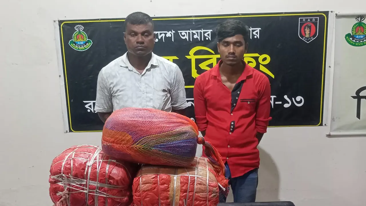 আটক দুই মাদক কারবারি। ছবি : কালবেলা