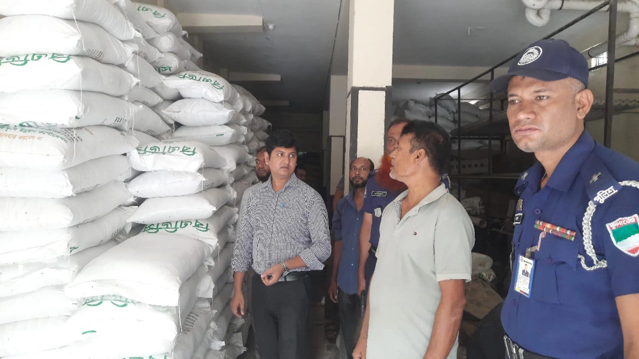 চুয়াডাঙ্গার জীবননগরে বিএডিসি সার ডিলারের দোকানে ভোক্তা অধিকারের অভিযান। ছবি : কালবেলা