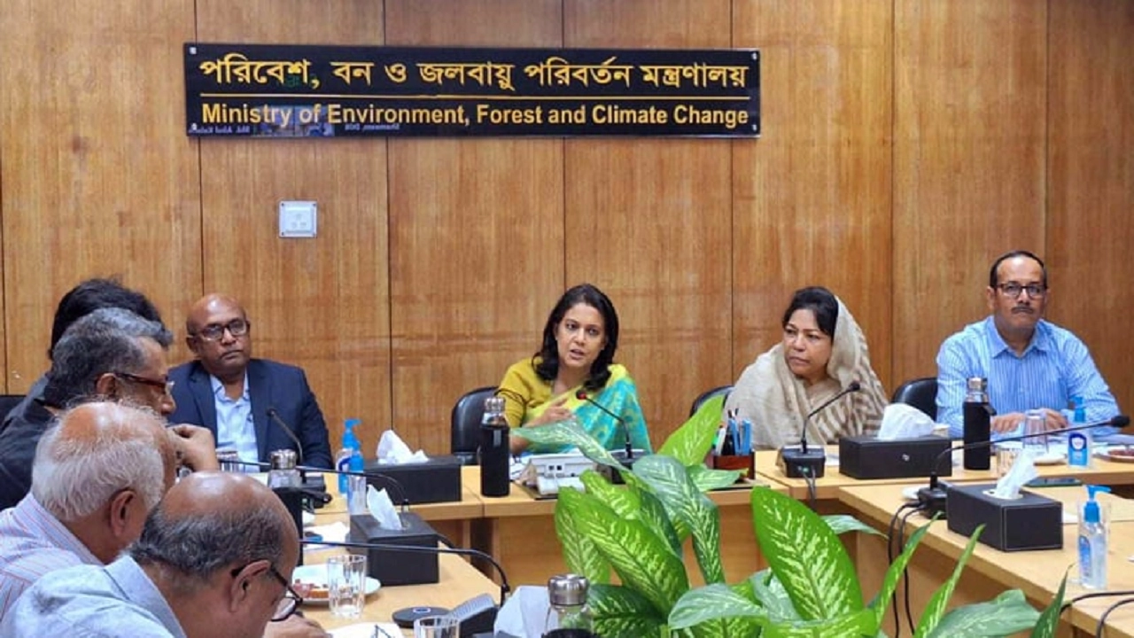 প্লাস্টিক দূষণ নিয়ন্ত্রণকল্পে দোকান মালিক সমিতি এবং প্লাস্টিক পণ্য ব্যবসায়ীদের সঙ্গে আয়োজিত পরামর্শক সভায় সভাপতি হিসেবে বক্তব্য দেন পরিবেশ উপদেষ্টা  সৈয়দা রিজওয়ানা হাসান। ছবি : সংগৃহীত