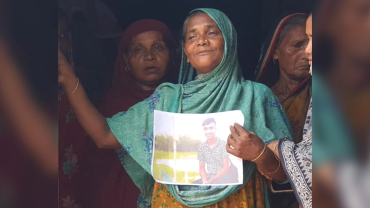 একমাত্র ছেলের লাশের অপেক্ষায় মা রেহানা বেগম। ছবি : সংগৃহীত