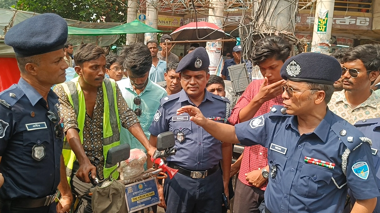 ব্রাহ্মণবাড়িয়া শহরে যানজট নিরসনে পুলিশের অভিযান। ছবি : কালবেলা