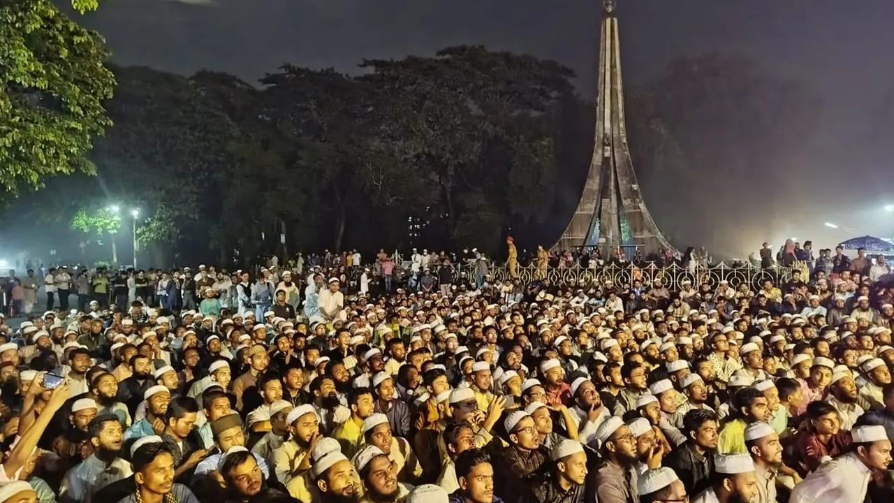 শহীদদের স্মরণে সাংস্কৃতিক সন্ধ্যা ও দোয়া মাহফিলে শিক্ষার্থীরা। ছবি : কালবেলা