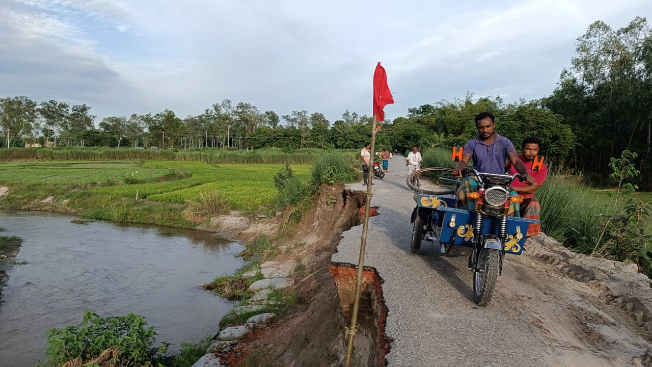 পঞ্চগড়ের দেবীগঞ্জে তিস্তা নদী সংলগ্ন শেখবাধাঁ-গাজকাটি সড়কটির ক্ষতিগ্রস্ত একটি অংশ। ছবি : কালবেলা