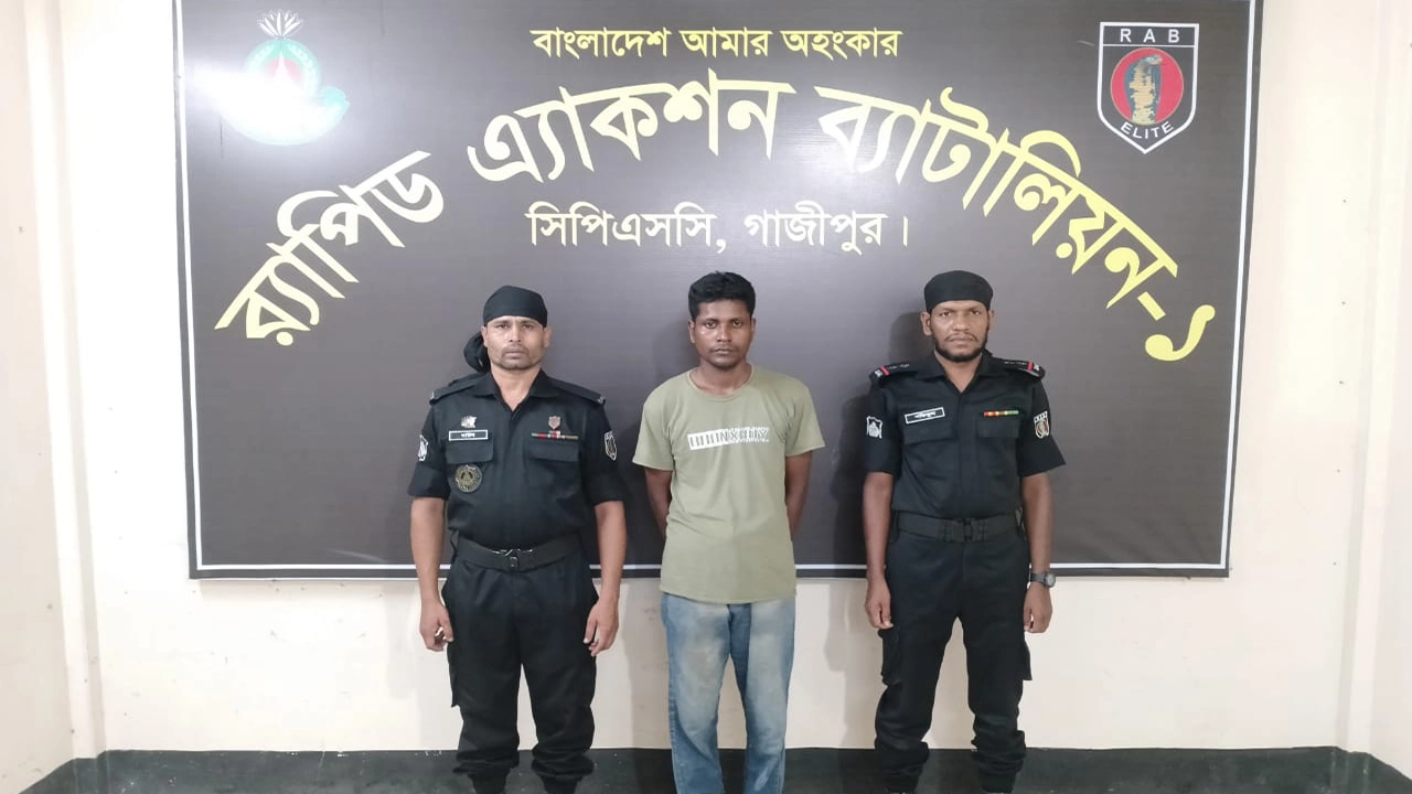 গাজীপুরের কাশিমপুর কেন্দ্রীয় হাইসিকিউরিটি কারাগার থেকে পলাতক মৃত্যুদণ্ডপ্রাপ্ত আসামি সোহাগ হাওলাদার গ্রেপ্তার। ছবি : কালবেলা