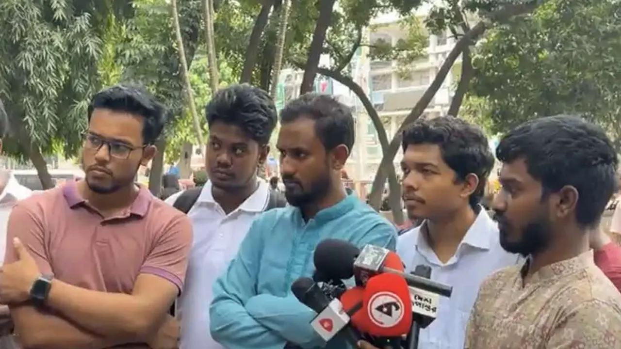 ঢাবিতে মব জাস্টিসের প্রতিবাদে ছাত্রদের কর্মসূচি পালন। ছবি : কালবেলা