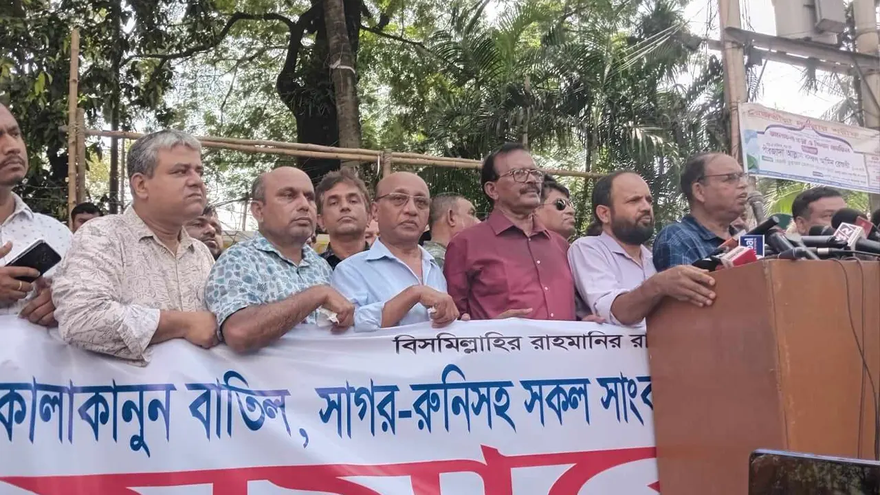জাতীয় প্রেস েক্লাবের সামনে আয়োজিত সমাবেশে বিএনপির ভাইস চেয়ারম্যান শামসুজ্জামান দুদু। ছবি : কালবেলা