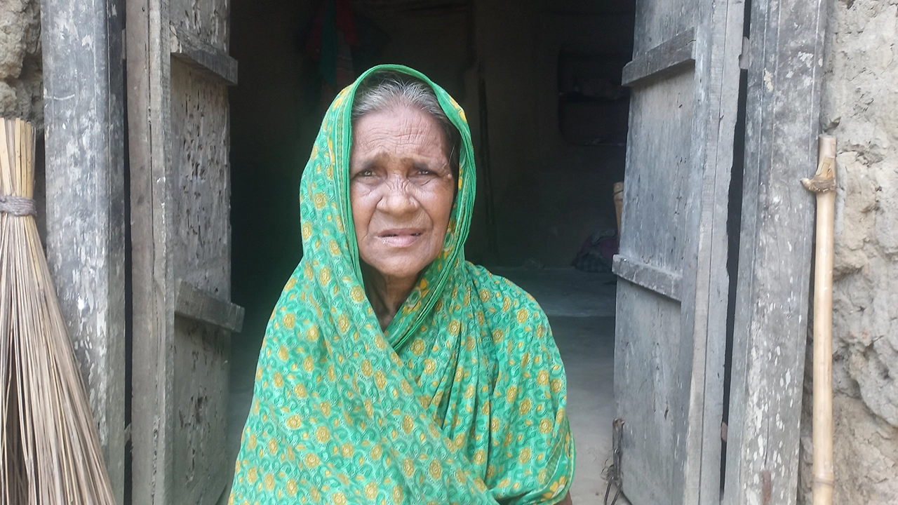 নিজ ঘরের সামনে বৃদ্ধা জোবেদা খাতুন। ছবি : কালবেলা