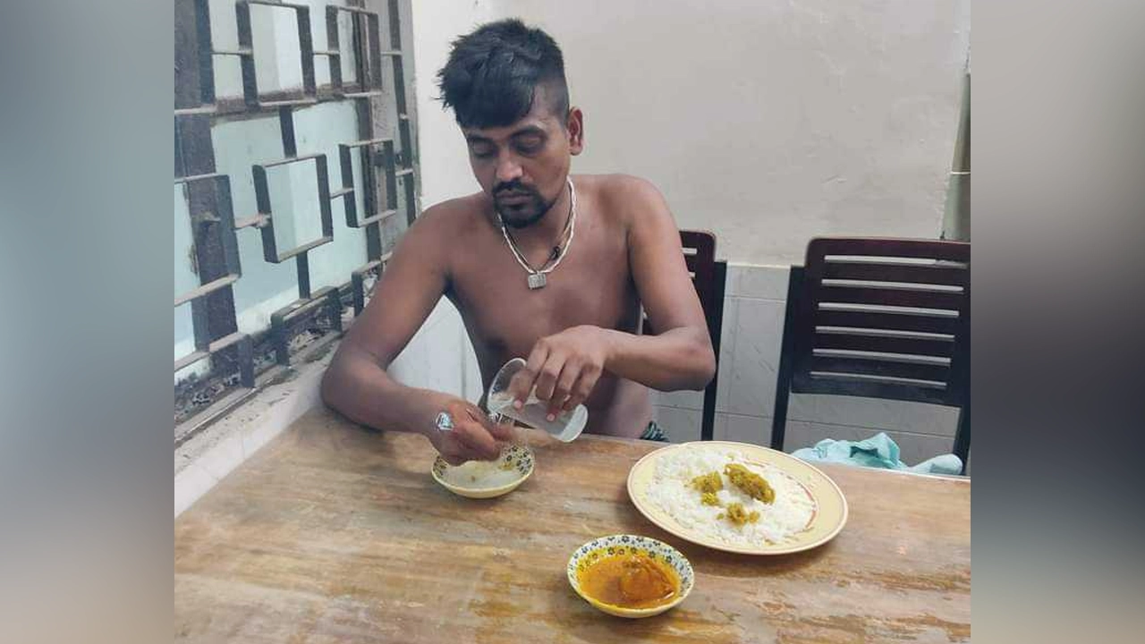 পিটিয়ে হত্যার আগে খাওয়ানো হয় তোফাজ্জলকে। ছবি : সংগৃহীত