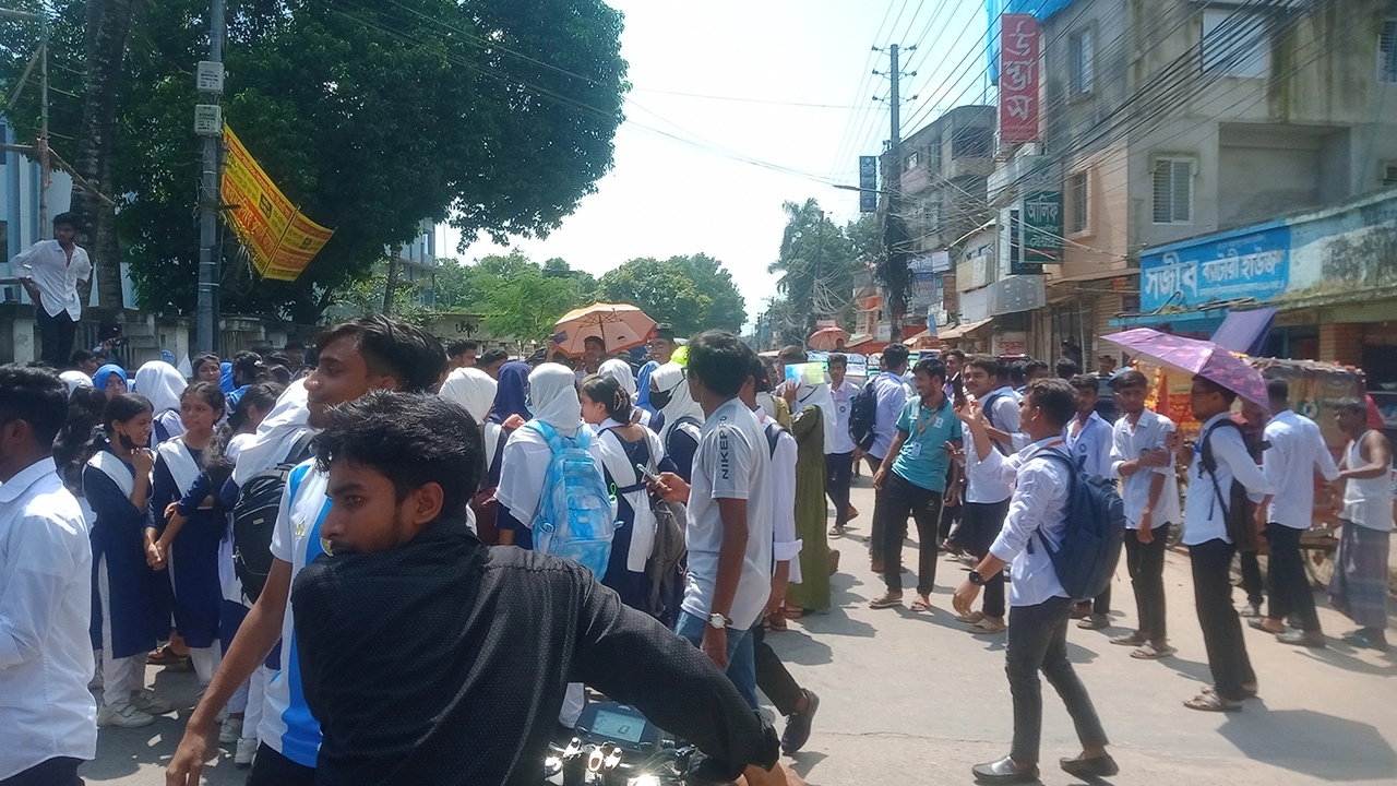 নেত্রকোনায় আবু আব্বাস ডিগ্রি কলেজে বহিরাগতরা হামলা চালায়। ছবি : কালবেলা