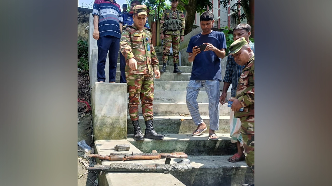 সিরাজগঞ্জে পুকুর সেচে থানা থেকে লুট হওয়া অস্ত্র উদ্ধার। ছবি : কালবেলা