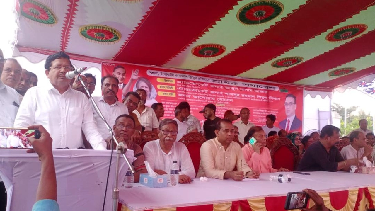 মুন্সীগঞ্জের শিমুলিয়া ফেরিঘাটে এক শ্রমিক সমাবেশে কথা বলছেন অ্যাডভোকেট শামসুর রহমান শিমুল বিশ্বাস। ছবি : কালবেলা