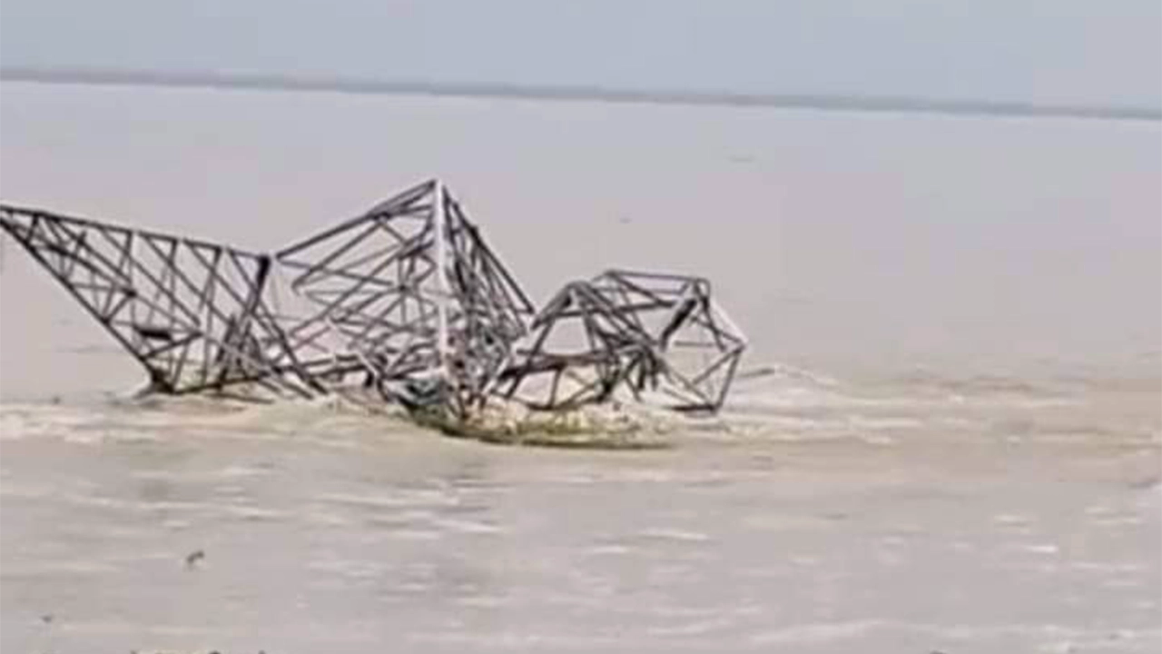 জাতীয় বিদ্যুৎ সঞ্চালন গ্রিডের টাওয়ার পদ্মায় বিলীন। ছবি : কালবেলা