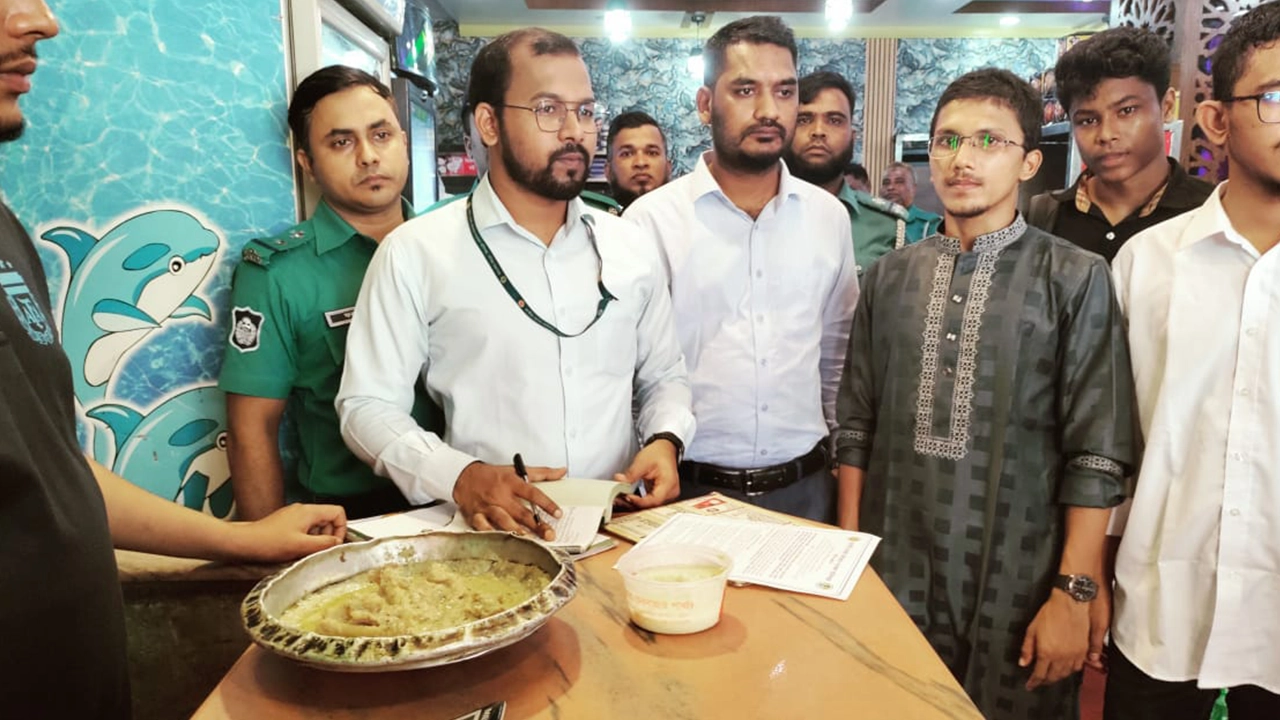 চট্টগ্রামের কুটুমবাড়ি রেস্তোরাঁয় ভোক্তা অধিকার সংরক্ষণ অধিদপ্তরের অভিযান। ছবি : কালবেলা