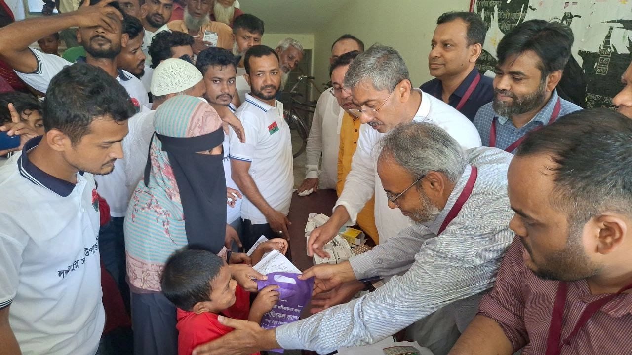 বন্যায় ক্ষতিগ্রস্তদের মাঝে বিনামূল্যে চিকিৎসসেবা, বিভিন্ন নির্মাণসামগ্রী ও গবাদি পশু বিতরণ করেছে বিএনপি। ছবি : কালবেলা
