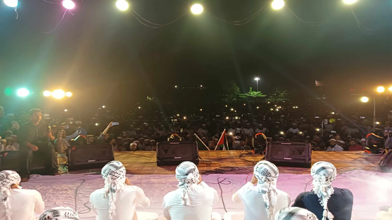 শহীদদের স্মরণে বরিশাল বিশ্ববিদ্যালয়ে (ববি) দ্রোহের গান ও আজাদী সন্ধ্যা। ছবি : কালবেলা